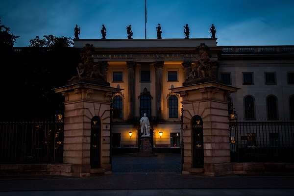 
          Hiding 'Unter den Linden' - Humboldt University Berlin, Germany
  