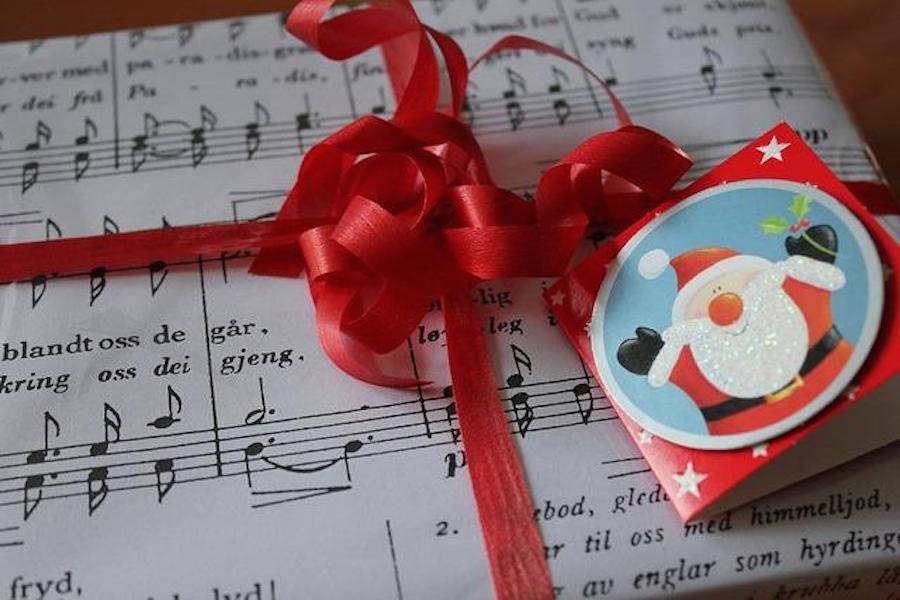 
          The Economics of Christmas Songs: When to start playing Jingle Bell Rock?
  