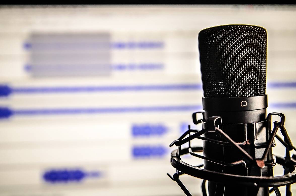 
          6 Best Podcasts to Listen to
  